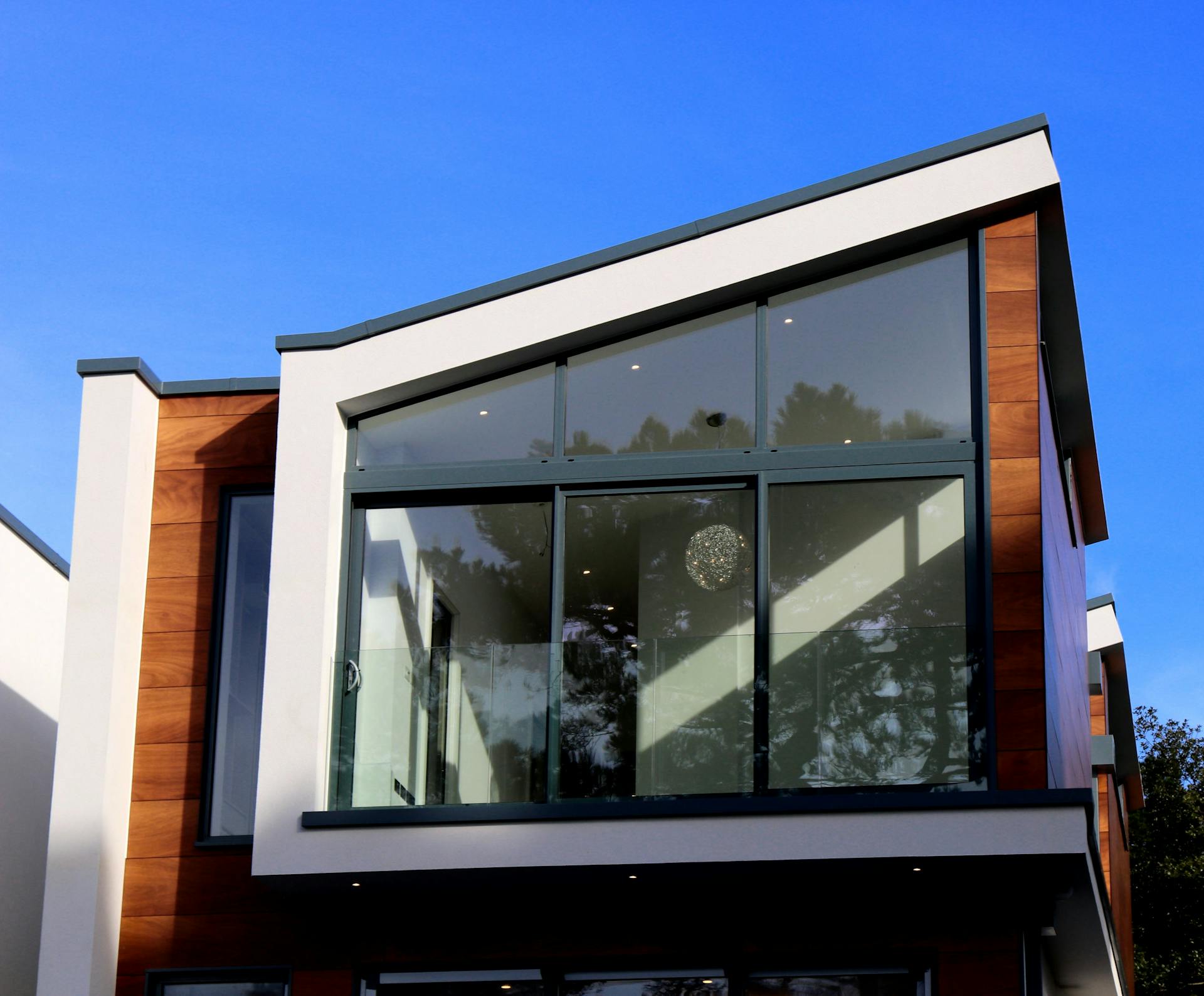 Installation fenêtres aluminium dans une maison