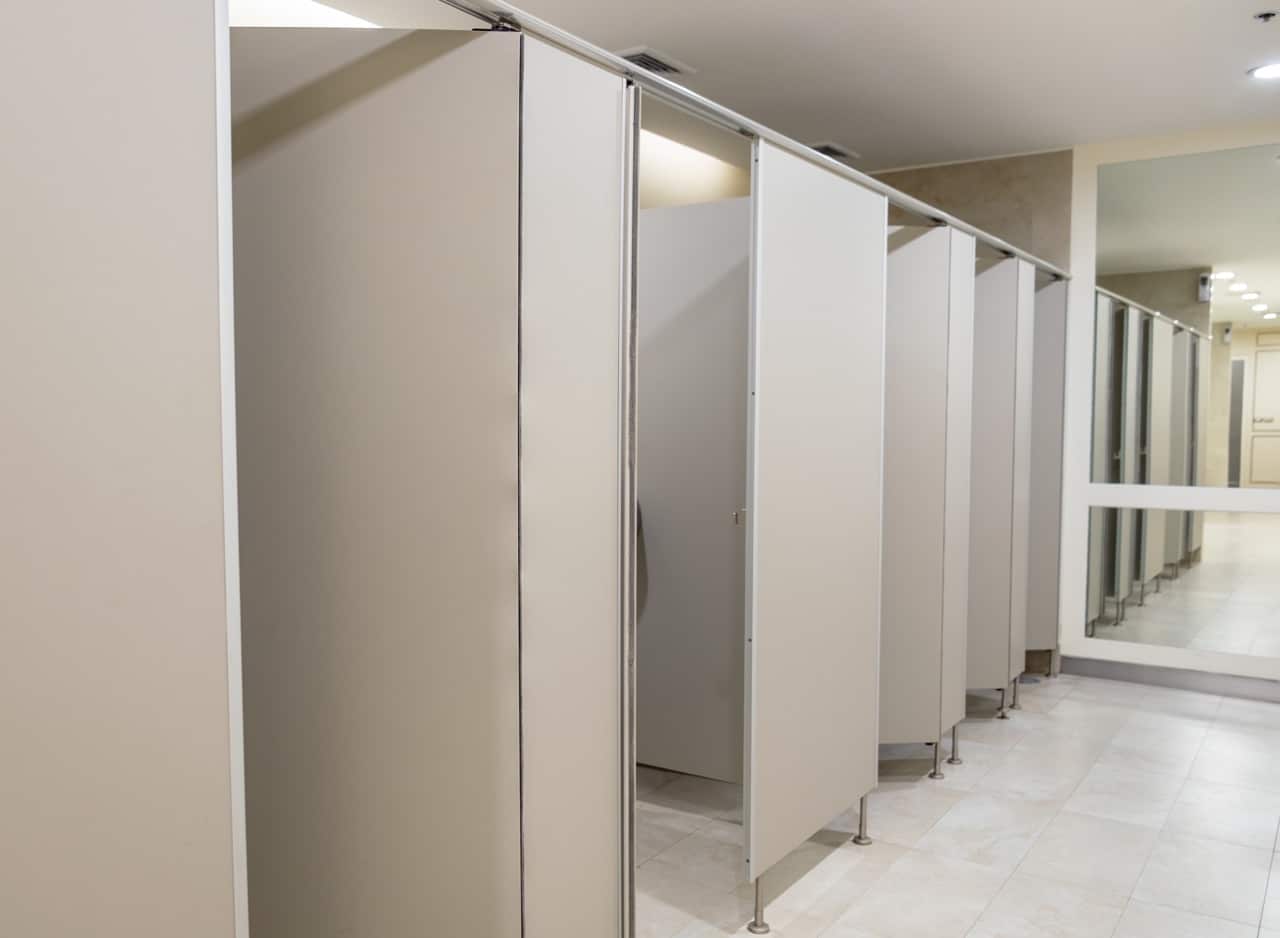 Installation de cloisons sanitaires dans une école
